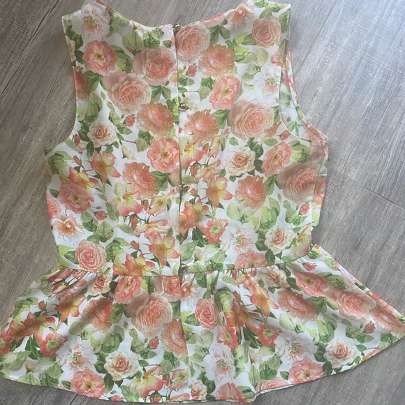 Forever 21 perplum flower blouse with button open back.  Size medium - Picture 3 of 6